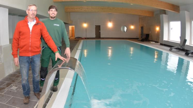 Josef Bone-Winkel (li.) und sein Sohn Tobias stehen mit einigem Stolz in ihrem großen Schwimmbad in Texas bei Kirch Jesar. Ab Frühjahr 2017 soll das Bad mit seinem 18 Meter langen Becken der Öffentlichkeit zur Verfügung stehen.  