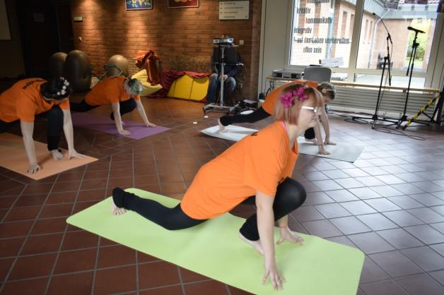 Auftritt der Yoga-Gruppe. Auftritt der Yoga-Gruppe.