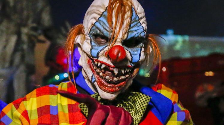"Creepy Clowns" - Menschen in Clownskostümen