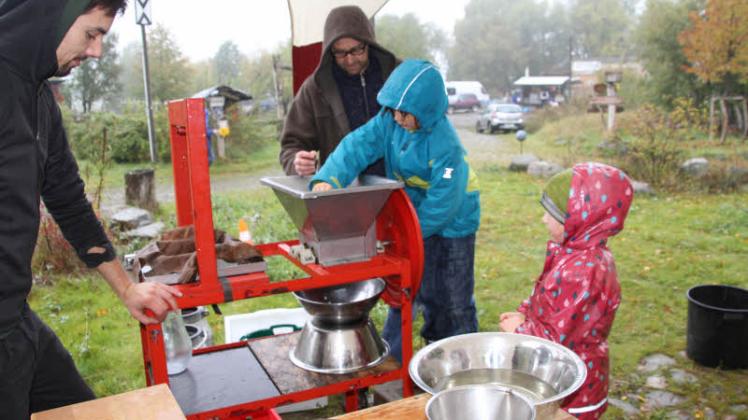 Schauen und ausprobieren: Das ist alljährlich das Motto beim Apfel-Freunde-Fest in Hermannshagen. Auch die kleine Safthandpresse kommt zum Einsatz. 