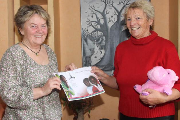Patenschaftsurkunde für Diethild Krüger (r.). Monika Thomsen freut sich, Kindern in Gambia Paten vermitteln zu können.  