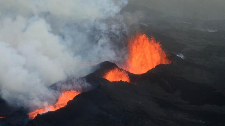 Ein eindrucksvolles Erlebnis: Ein Flug über einen Teil der noch aktiven Eruptionsspalte mit dem Krater Baugur.  