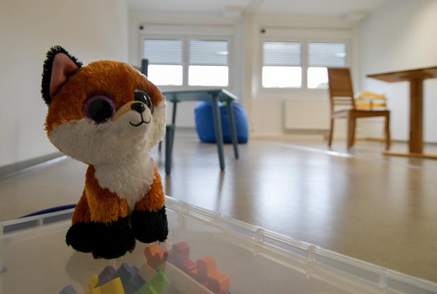 Ein Stofftier steht in Hamburg im Spielzimmer des neuen Ausreisegewahrsams am Flughafen. Ein Stofftier steht in Hamburg im Spielzimmer des neuen Ausreisegewahrsams am Flughafen.