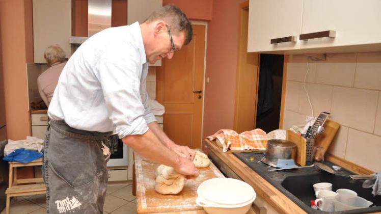 Den Teig nochmal kurz kneten und dann zum Brotlaib formen: Der Witziner Bürgermeister Hans Hüller betätigt sich wieder als Hobbybäcker.  
