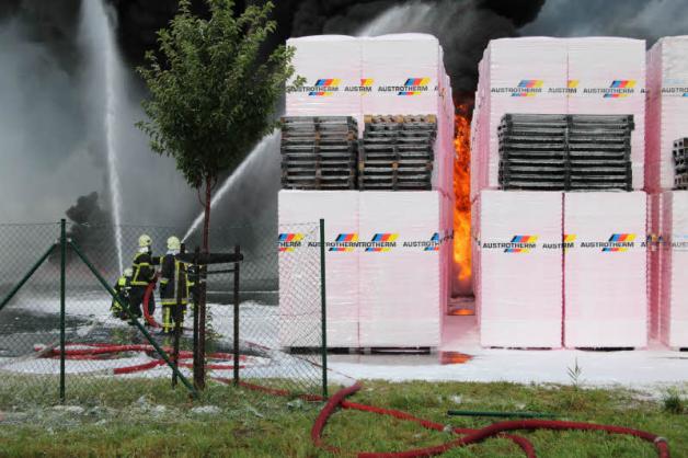 150 Feuerwehrleute, auch aus der Altmark, rückten mit insgesamt 40 Einsatzfahrzeugen an, um die Flammen unter Kontrolle zu bringen. 150 Feuerwehrleute, auch aus der Altmark, rückten mit insgesamt 40 Einsatzfahrzeugen an, um die Flammen unter Kontrolle zu bringen.