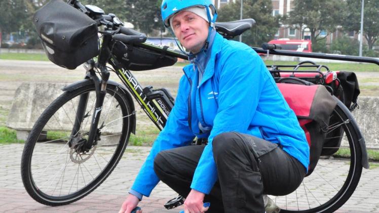 Müll oder Glasscherben auf Fahrradwegen kommen an Robert Drescher und seinem Einsatzfahrzeug nicht vorbei. Der 37-Jährige ist seit zwei Jahren als Radwegewart unterwegs.  