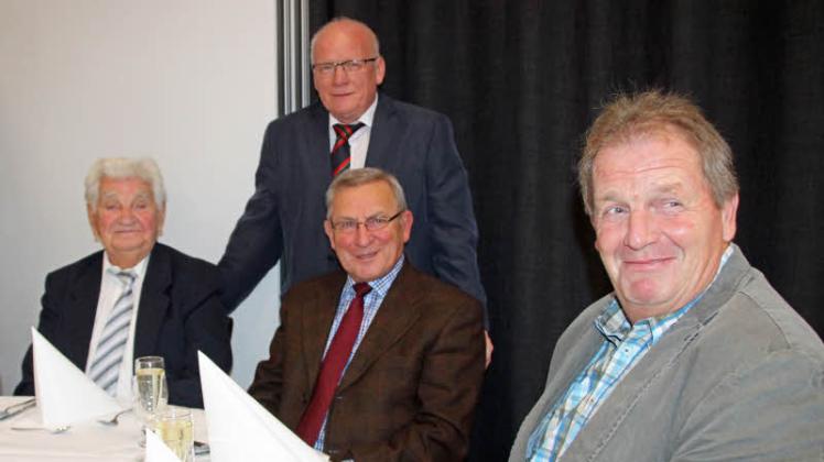 Sie vereint eine tiefe und lange Verbindung zum Hockeysport: Herbert Hillmann, Claus Schuller, Wolfgang Seidel (von links sitzend) und Johannes Bever (stehend)  Fotos: Sieglinde Seidel (2) 