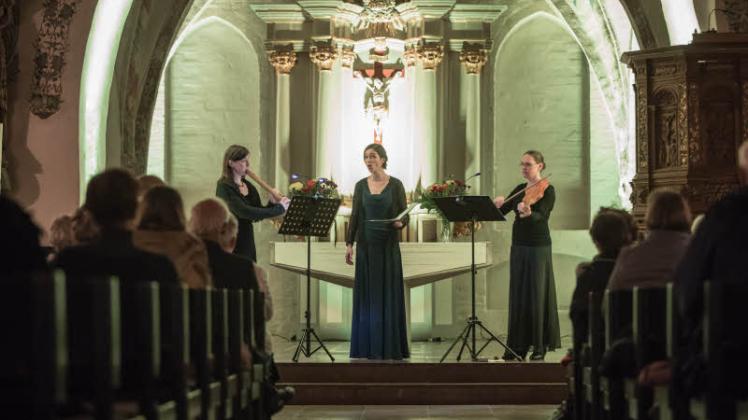 Mit Zeit und Raum: Sängerin Christine Mothes, Lucia Mense (Fidel) und Karen Marit Ehlig (Flöte) füllen mit mittelalterlichen Klängen das Gewölbe von St. Johannis. 