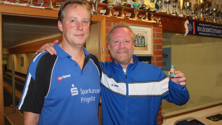 Die besten Seedorfer Kegler bei den beiden Heimsiegen am Wochenende: Norbert Witzel (l.) und Rainer Pagels mit dem „Kanzler“. 