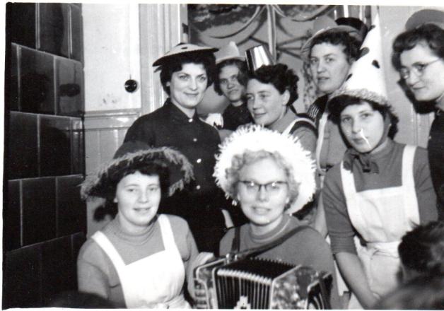 Crivitz 1947: Hildegard Wellnitz als Vorschülerin im grünen Haus Crivitz 1947: Hildegard Wellnitz als Vorschülerin im grünen Haus