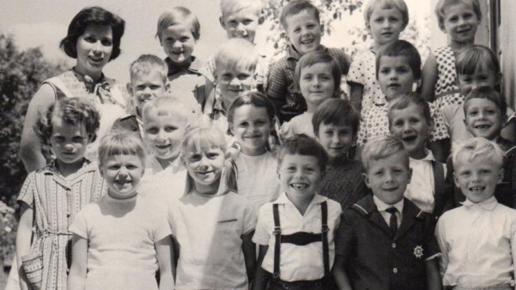 In Crivitz heimisch geworden: Hildegard Wellnitz 1965 mit ihrer Kindergartengruppe
