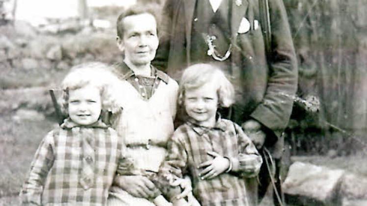 Die stolzen Großeltern Marie und Franz Tröster mit den Enkeltöchtern Luise und Emma.