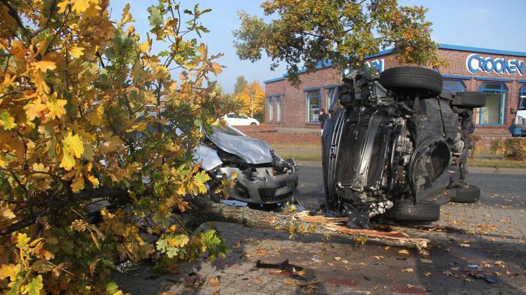 Schwerer Unfall in Bentwisch: Honda überschlägt sich nach missglücktem Überholvorgang, fällt Eiche und schleudert in Parkreihe - 2 Verletzte - 4 Autos beschädigt