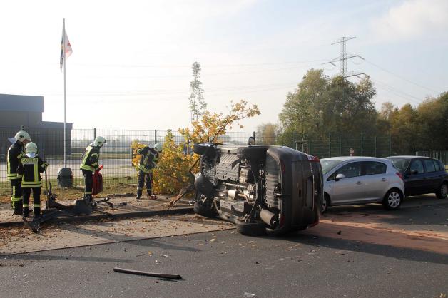 Schwerer Unfall in Bentwisch: Honda überschlägt sich nach missglücktem Überholvorgang, fällt Eiche und schleudert in Parkreihe - 2 Verletzte - 4 Autos beschädigt