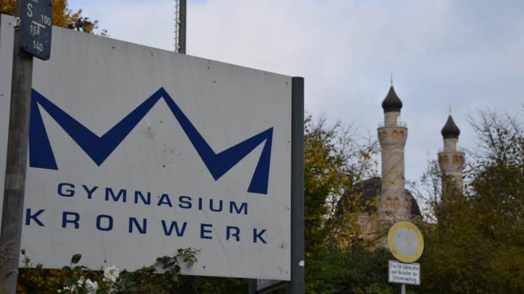 In direkter Nachbarschaft: Zwischen dem Gymnasium Kronwerk und den Minaretten der Moschee liegen etwa 100 Meter.  