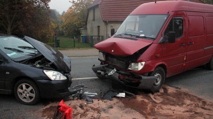 Schwerer Frontalzusammenstoß in Bargeshagen. Übermüdete Autofahrerin löst schweren Unfall auf B 105 aus