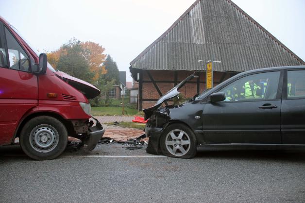Schwerer Frontalzusammenstoß in Bargeshagen. Übermüdete Autofahrerin löst schweren Unfall auf B 105 aus Schwerer Frontalzusammenstoß in Bargeshagen. Übermüdete Autofahrerin löst schweren Unfall auf B 105 aus