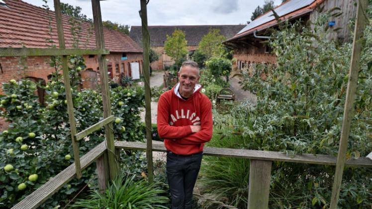 Tobias Schweitzer bewirtschaftet seit 2011 das „Landhaus Bresch“ mit Freunden, Nachbarn aus dem Dorf und seiner Schwester Lulu.  