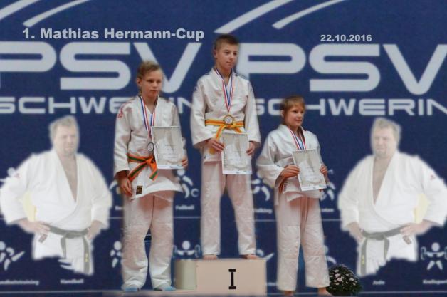 Leon Lipper bei der Siegerehrung in der 43kg-Klasse der U. 13 ganz oben. Platz 2 geht an Boizenburg, Jonas Krybus, und der dritte Platz an Moritz Löser vom PSV Schwerin. Fotos: Klaus Eckert Leon Lipper bei der Siegerehrung in der 43kg-Klasse der U. 13 ganz oben. Platz 2 geht an Boizenburg, Jonas Krybus, und der dritte Platz an Moritz Löser vom PSV Schwerin. Fotos: Klaus Eckert