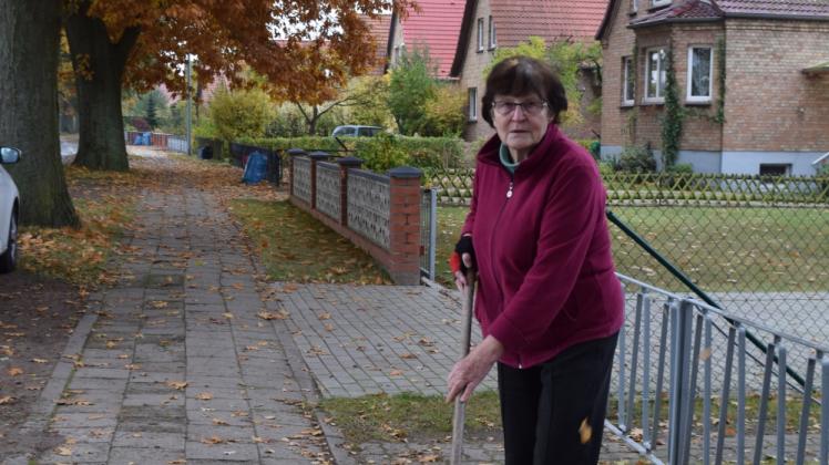 Die Eichen in der Pustohler Chaussee sorgen derzeit für große Mengen Laub. Sigrid Wegner muss jeden Tag bergeweise Blätter zusammenfegen. Dass jetzt auch die Entsorgung auf den Schultern der Anwohner liegt, ist für die Rentnerin unverständlich.  