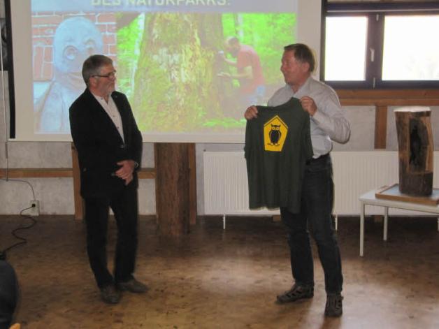 Udo Steinhäuser, LUNG-Mitarbeiter und Kreisnaturschutzbeauftragter, überreichte ein ebenfalls zu den Hobbies von Gast passendes T-Shirt.