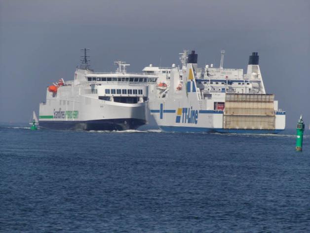 Begegnung vor den Molen: die Scandlines-Fähre „Berlin“ (links) und die „Peter Pan“ der TT-Line Fotos: Reiner Frank Begegnung vor den Molen: die Scandlines-Fähre „Berlin“ (links) und die „Peter Pan“ der TT-Line Fotos: Reiner Frank