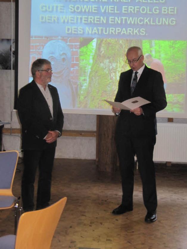 Der Direktor des Landesamtes für Umwelt, Naturschutz und Geologie (LUNG), Dr. Harald Stegemann, übergab die  Entlassungsurkunde. 