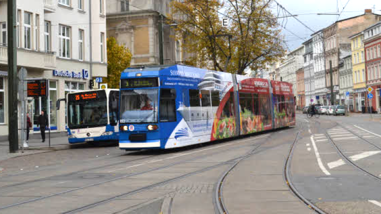 Die Straßenbahn- und Busfahrten sollen ab Februar teurer werden, wenn die Stadt zustimmt. Die Straßenbahn- und Busfahrten sollen ab Februar teurer werden, wenn die Stadt zustimmt.