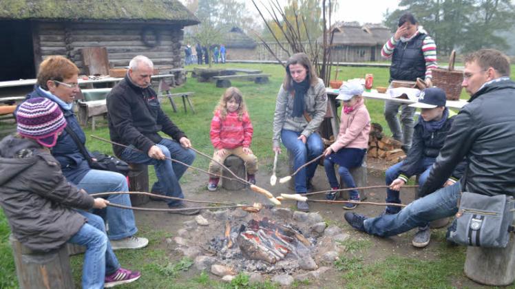 Pause im slawischen Dorf: Die Plätze um das Feuer beim Stockkuchenbacken sind schnell belegt.  Fotos: Wibke Niemeyer 