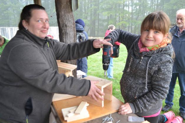 Der Akkuschrauber liegt sicher in der Hand der siebenjährigen Hannah. Hilfe bekommt sie von Naturparkrangerin Birgit Erlebach. Der Akkuschrauber liegt sicher in der Hand der siebenjährigen Hannah. Hilfe bekommt sie von Naturparkrangerin Birgit Erlebach.