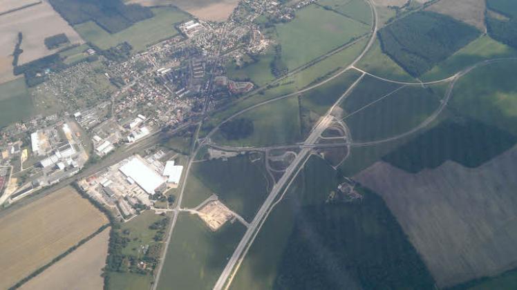 Eine Luftbildaufnahme des bereits fertigen Teilstücks der A 14 bei Karstädt aus dem Jahr 2015.  