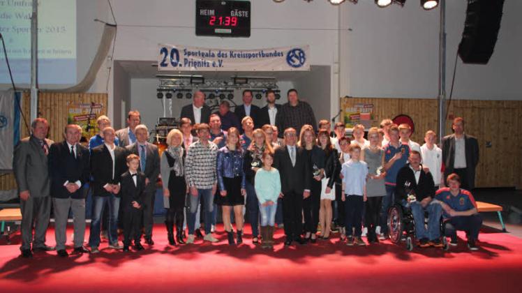 Das Abschlussbild der 20. Sportgala mit Siegern, Platzierten und Ehrengästen in der Bad Wilsnacker Karthanehalle. Die 21. Auflage wird am 28. Januar 2017 in Perleberg gefeiert.  