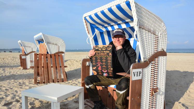 Drei, zwei, eins: Strandkorb verkauft. Matthias Treichel freut sich auf die Auktion.  