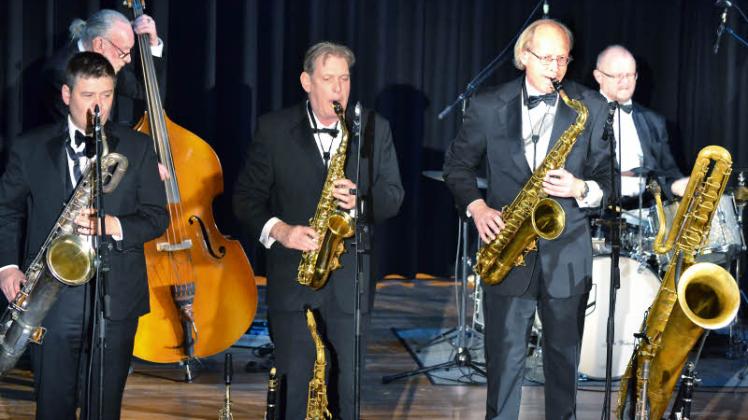 Saxofone jeglicher Größe kommen zum Einsatz bei Nick White, Trevor Whiting und Bert Brandsma, die auch die Klarinetten spielen. Im Hintergrund spielen Jackie Flavelle (l., Kontrabass) und Gregor Beck (Schlagzeug). 