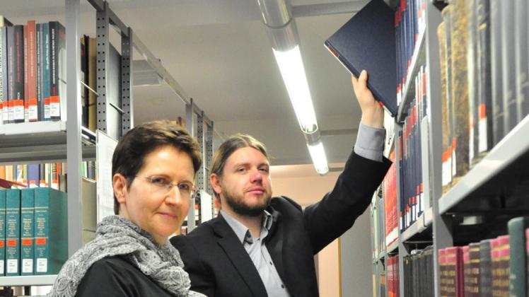 In den Sondersammlungen der Universitätsbibliothek schlagen Cornelia Chamrad und Hellmut Braun im Handbuch der historischen Buchbestände nach. Band 16 beinhaltet die Kirchenbibliotheken in Mecklenburg-Vorpommern und Brandenburg. 