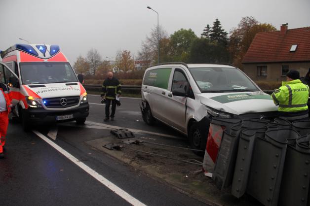 Unfall mitten in praktischer Fahrstunde: Fahrschülerin fährt in verunfallten Transporter - ein Verletzter bei Crash auf Rostocker Stadtautobahn