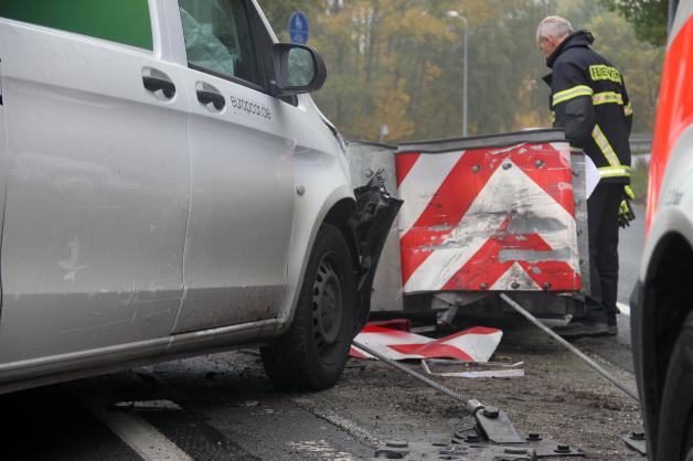 Unfall mitten in praktischer Fahrstunde: Fahrschülerin fährt in verunfallten Transporter - ein Verletzter bei Crash auf Rostocker Stadtautobahn