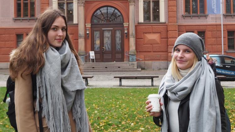 Corinna Sturm und Caroline Halwas studieren jetzt in Rostock. Hier stehen sie vor dem Unigebäude. 