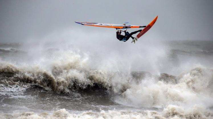Profi-Surfer vor Klitmøller bevorzugen die rauen Nordseewellen in der kalten Jahreszeit. Ihr Motto: Je höher, desto besser!  