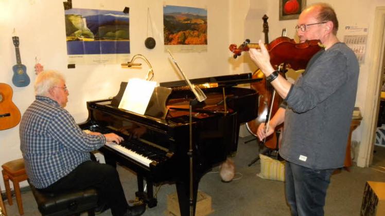 Musikschullehrer Michael Jüllich am Klavier, Martin Bouvier spielt Geige. 