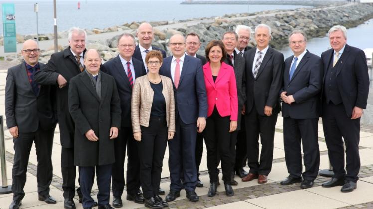 Gruppenbild der Länder-Regierungschefs zum Auftakt ihres zweitägigen Treffens  