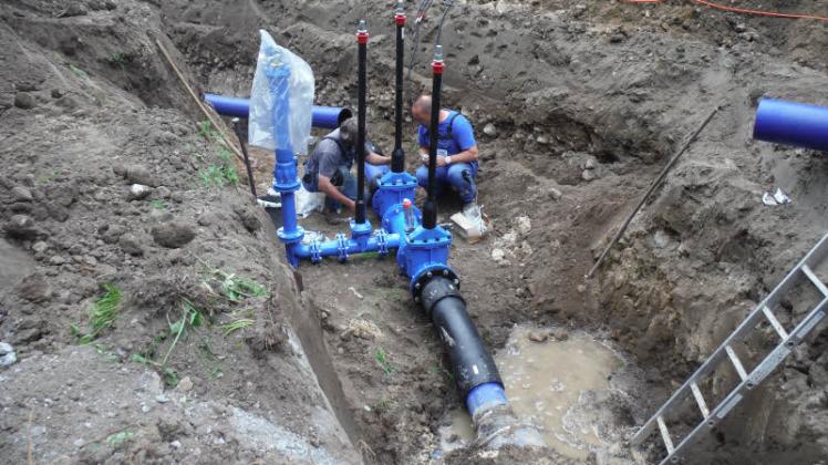 Wichtiger Moment beim Bau der neuen Trinkwasserversorgungsleitung: Einbau der Be- und Entlüftung am Knotenpunkt in Serrahn   