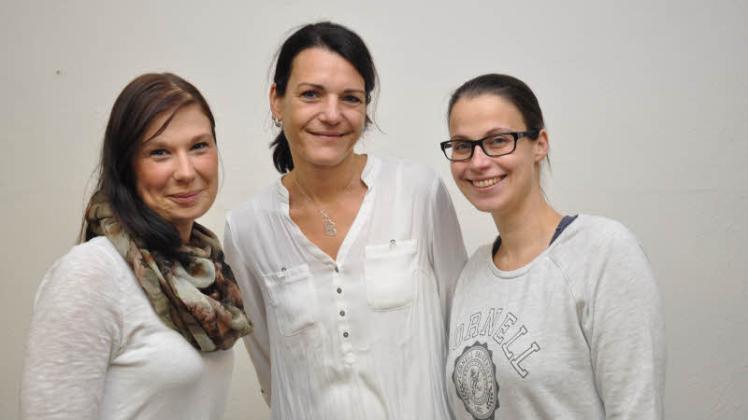 Die Trainerinnen der beiden Mädchentanzgruppen, Christin Nordhaus (l.) und Steffi Zender (r.), mit SCC-Präsidentin Andrea Thiele.