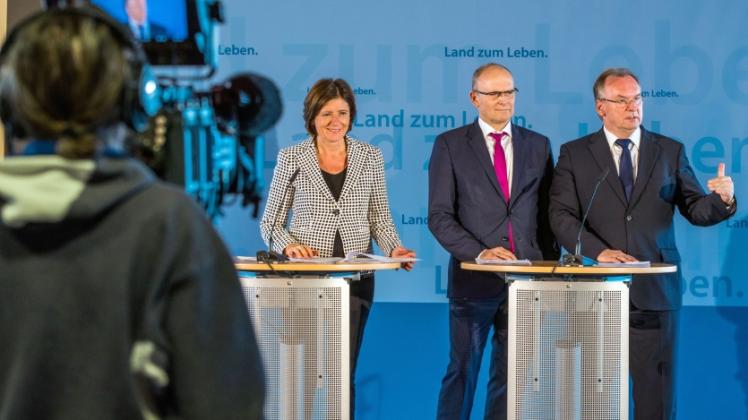 Erwin Sellering (SPD, M.) , Ministerpräsident von Mecklenburg-Vorpommern, informiert gemeinsam mit der Ministerpräsidentin aus Rheinland-Pfalz, Malu Dreyer (SPD) und dem Ministerpräsidenten aus Sachsen-Anhalt, Reiner Haseloff (CDU), in Rostock über die Ergebnisse der Tagung.  