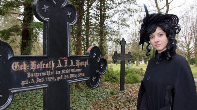 Verkleidet als schwarze Witwe schreitet Dr. Anja Kretschmer über den Friedhof und erzählt dunkle Geschichten aus dem Aberglauben.  