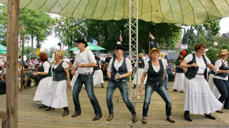 Die Vorführungen der einzelnen Line Dance Gruppen lockten etliche Besucher zum Dorfplatz nach Hüde. Fotos: Christa Bechtel
