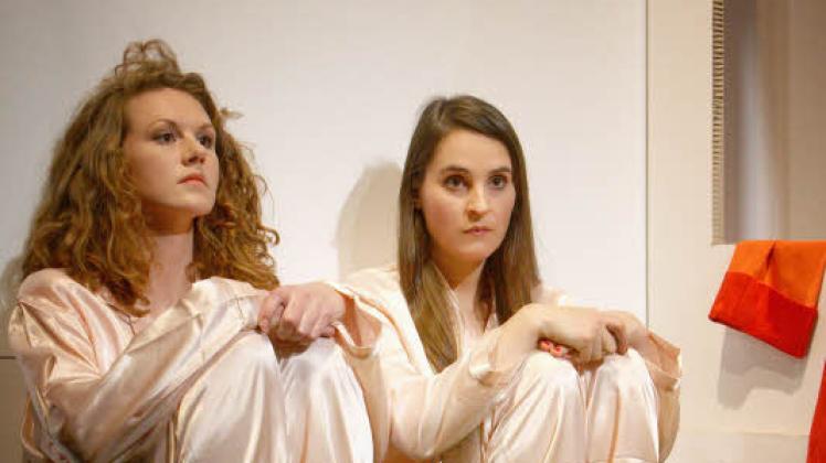 Stella Hinrichs und Jennifer Sabel (v.l.) 