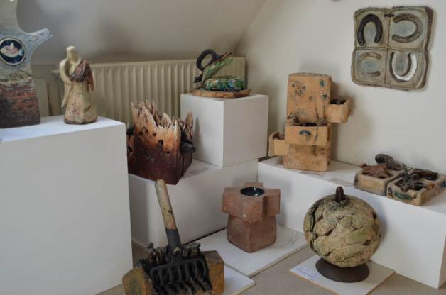In ihrem Haus in Bielenberg stehen zahlreiche Objekte wie in einer Ausstellung.