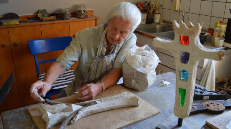 Fingerspitzengefühl ist gefragt: Gudrun Probst fertigt keramische Plastiken in Kombination mit Fundstücken an. 