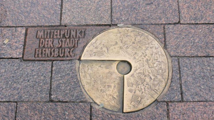 Der Mittelpunktstein markiert den Standort des alten Flensburger Thingplatzes und des ersten Rathauses. Fotos: Precht 